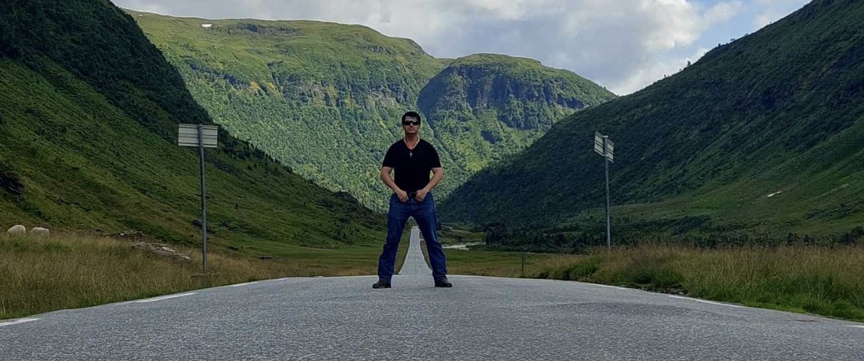 Dogood Mavericko standing on an open mountain road through the Vikafjellet valley in Norway